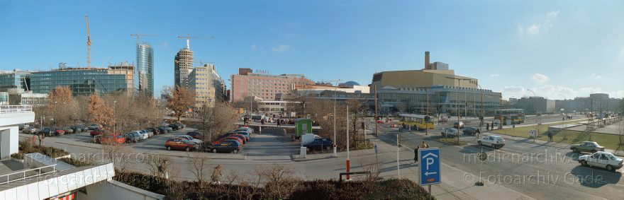 Berlin. Tiergarten. links: Potsdamer Platz, rechts: Staatsbibliothek.
Januar 1999. Berlin. Mitte. Tiergarten. links: Potsdamer Platz, rechts: Staatsbibliothek.
Schlüsselwörter: Berlin;Deutschland;Germany;Mitte;Panorama;Potsdamer Platz;Staatsbibliothek;1999;Tiergarten