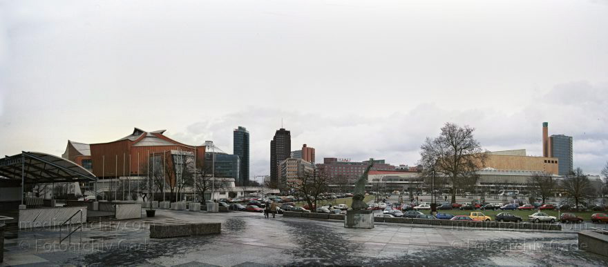 Berlin. Tiergarten. Blick vom Kulturforum auf das Gebiet zwischen Potsdamer Platz und Staatsbibliothek.
Februar 2002. Berlin. Tiergarten. Blick vom Kulturforum auf das Gebiet zwischen Potsdamer Platz und Staatsbibliothek.
Schlüsselwörter: Berlin;Deutschland;Germany;Kulturforum;Mitte;Panorama;Staatsbibliothek;2002;Tiergarten
