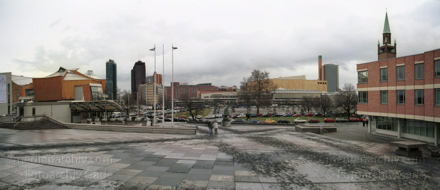 Berlin. Tiergarten. Blick vom Kulturforum auf das Gebiet zwischen Potsdamer Platz und Staatsbibliothek.
Februar 2002. Berlin. Tiergarten. Blick vom Kulturforum auf das Gebiet zwischen Potsdamer Platz und Staatsbibliothek.
Schlüsselwörter: Berlin;Deutschland;Germany;Kulturforum;Mitte;Panorama;Staatsbibliothek;2002;Tiergarten