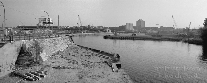 Berlin. Tiergarten. Beim Lehrter Bahnhof. (S-Bahn)
22. 8. 1996. Berlin. Tiergarten. Beim Lehrter Bahnhof. (S-Bahn)
Schlüsselwörter: Berlin;Deutschland;Germany;Lehrter Bahnhof;Mitte;Panorama;1996;Tiergarten