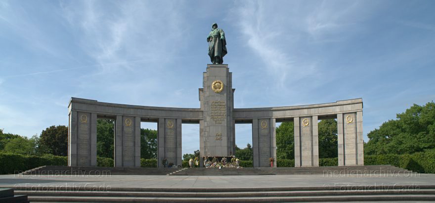 Berlin. Tiergarten. Sowjetisches Ehrenmal
17. 5. 2009. Berlin. Mitte. Tiergarten. Sowjetisches Ehrenmal
Schlüsselwörter: Berlin;Deutschland;Germany;Mitte;Panorama;Sowjetisches Ehrenmal;2009;Tiergarten