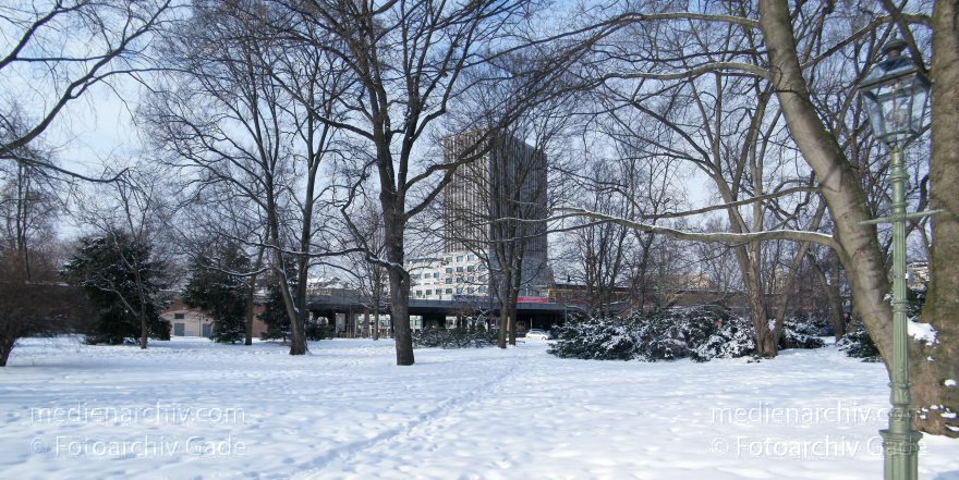 Berlin. Tiergarten. Schneebedeckte Parklandschaft. Winter. Novotel Hotel am S-Bahnhof Tiergarten.
14. 2. 2010. Berlin. Mitte. Tiergarten. Schneebedeckte Parklandschaft. Winter. Novotel Hotel am S-Bahnhof Tiergarten.
Schlüsselwörter: 2010;Berlin;Deutschland;Germany;Hotel;Mitte;Novotel;Panorama;Park;Schnee;Tiergarten;Winter