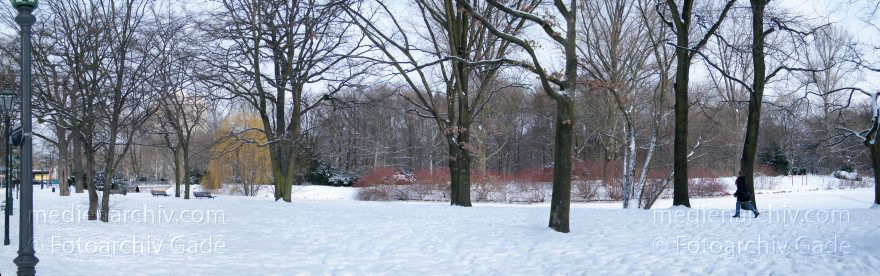 Berlin. Tiergarten. Schneebedeckte Parklandschaft. Winter.
14. 2. 2010. Berlin. Mitte. Tiergarten. Schneebedeckte Parklandschaft. Winter.
Schlüsselwörter: 2010;Berlin;Deutschland;Germany;Mitte;Panorama;Park;Schnee;Tiergarten;Winter