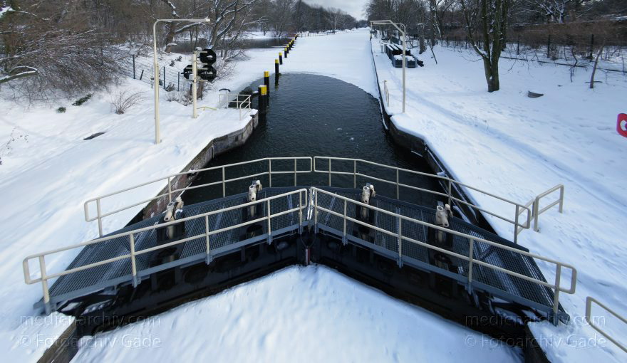 Berlin. Tiergarten. Schleuse und Landwehrkanal. Schneebedeckte Parklandschaft. Winter.
14. 2. 2010. Berlin. Mitte. Tiergarten. Schleuse und Landwehrkanal. Schneebedeckte Parklandschaft. Winter.
Schlüsselwörter: 2010;Berlin;Deutschland;Germany;Landwehrkanal;Mitte;Panorama;Park;Schleuse;Schnee;Tiergarten;Winter