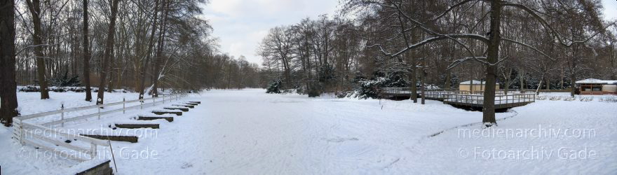 Berlin. Tiergarten. Schneebedeckte Parklandschaft. Winter. Eisbedeckter Neuer See.
14. 2. 2010. Berlin. Mitte. Tiergarten. Schneebedeckte Parklandschaft. Winter. Eisbedeckter Neuer See.
Schlüsselwörter: 2010;Berlin;Deutschland;Germany;Mitte;Panorama;Park;Schnee;Tiergarten;Winter