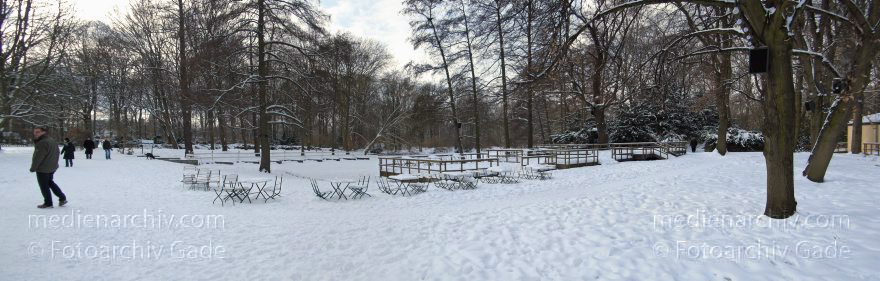 Berlin. Tiergarten. Café am Neuen See. Gartenmöbel unter Schnee. Schneebedeckte Parklandschaft. Winter.
14. 2. 2010. Berlin. Mitte. Tiergarten. Café am Neuen See. Gartenmöbel unter Schnee. Schneebedeckte Parklandschaft. Winter.
Schlüsselwörter: 2010;Berlin;Café am Neuen See;Deutschland;Germany;Mitte;Panorama;Park;Schnee;Tiergarten;Winter