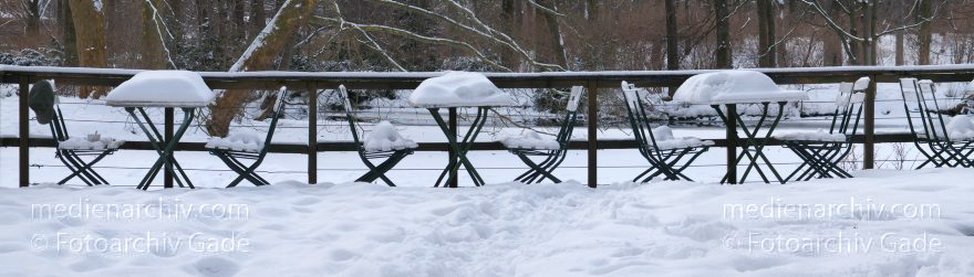Berlin. Tiergarten. Café am Neuen See. Gartenmöbel unter Schnee. Schneebedeckte Parklandschaft. Winter.
14. 2. 2010. Berlin. Mitte. Tiergarten. Café am Neuen See. Gartenmöbel unter Schnee. Schneebedeckte Parklandschaft. Winter.
Schlüsselwörter: 2010;Berlin;Café am Neuen See;Deutschland;Germany;Mitte;Panorama;Park;Schnee;Tiergarten;Winter