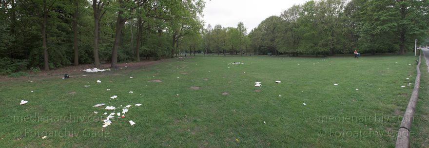 Berlin. Tiergarten. Vermüllte Grillwiesen.
2. 5. 2010. Berlin. Mitte. Tiergarten. Vermüllte Grillwiesen.
Schlüsselwörter: Berlin;Deutschland;Germany;Mitte;Panorama;Regierungsviertel;2010;Tiergarten