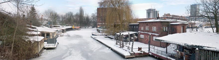 Berlin. Kreuzberg. rechtes Ufer Treptow. Am zugefrorenen Flutgraben. Winter.
31. 1. 2010. Berlin. Kreuzberg. rechtes Ufer Treptow.  Am zugefrorenen Flutgraben. Winter.
Schlüsselwörter: 2010;Berlin;Deutschland;Eis;Flutgraben;Germany;Kreuzberg;Panorama;Schnee;Treptow;Winter