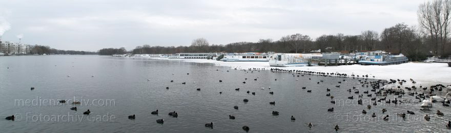 Berlin. Treptow. Winter. Spree. Eis. Schnee.
21. 2. 2010. Berlin. Treptow. Winter. Fluss Spree. Eis. Schnee.
Schlüsselwörter: 2010;Berlin;Deutschland;Eis;Fluss;Germany;Panorama;Schnee;Spree;Treptow;Winter