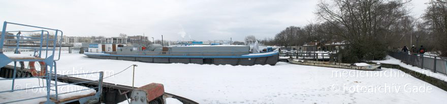 Berlin. Treptow. Winter. Spree. Eis. Schnee.
21. 2. 2010. Berlin. Treptow. Winter. Fluss Spree. Eis. Schnee.
Schlüsselwörter: 2010;Berlin;Deutschland;Eis;Fluss;Germany;Panorama;Schnee;Spree;Treptow;Winter