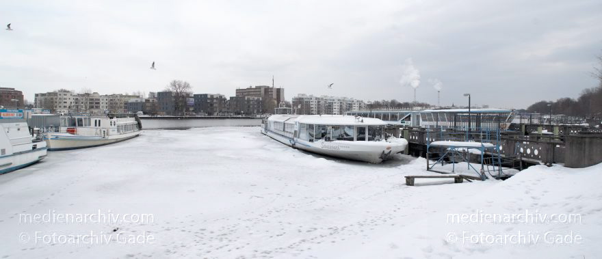 Berlin. Treptow. Winter. Spree. Eis. Schnee.
21. 2. 2010. Berlin. Treptow. Winter. Fluss Spree. Eis. Schnee.
Schlüsselwörter: 2010;Berlin;Deutschland;Eis;Fluss;Germany;Panorama;Schnee;Spree;Treptow;Winter