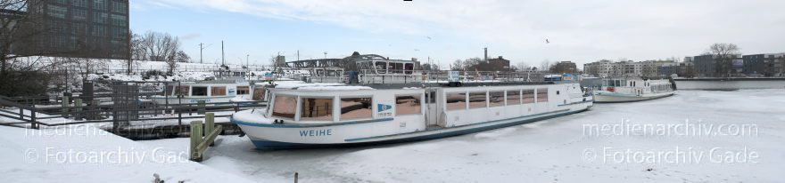 Berlin. Treptow. Winter. Spree. Eis. Schnee.
21. 2. 2010. Berlin. Treptow. Winter. Fluss Spree. Eis. Schnee.
Schlüsselwörter: 2010;Berlin;Deutschland;Eis;Fluss;Germany;Panorama;Schnee;Spree;Treptow;Winter