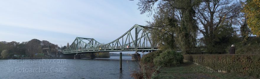 Berlin. Steglitz-Zehlendorf. Ortsteil Wannsee. - Brandenburg. Potsdam. Glienicker Brücke. Havel.
1. 11. 2009. Berlin. Steglitz-Zehlendorf. Ortsteil Wannsee. Brandenburg. Potsdam. Glienicker Brücke. Havel.
Schlüsselwörter: Berlin;Deutschland;Fluss;Germany;Glienicker Brücke;Havel;Panorama;Potsdam;Steglitz-Zehlendorf;Wannsee;2009;Zehlendorf