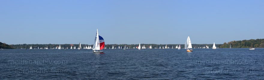 Berlin. Zehlendorf. Wannsee. Segelboote auf der Havel.
25. 9. 2011. Berlin. Zehlendorf. Wannsee. Segelboote auf der Havel.
Schlüsselwörter: Berlin;Deutschland;Germany;Havel;Panorama;Segelboote;Wannsee;2011;Zehlendorf