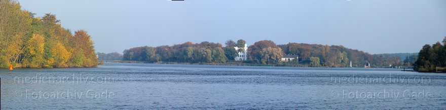 Berlin. - Brandenburg. Havel. Blick auf die Pfaueninsel. Steglitz-Zehlendorf. Ortsteil Wannsee.
1. 11. 2009. Berlin. Brandenburg. Havel. Blick auf die Pfaueninsel. Steglitz-Zehlendorf. Ortsteil Wannsee.
Schlüsselwörter: Berlin;Brandenburg;Deutschland;Fluss;Germany;Havel;Panorama;Pfaueninsel;Steglitz-Zehlendorf;2009;Wannsee