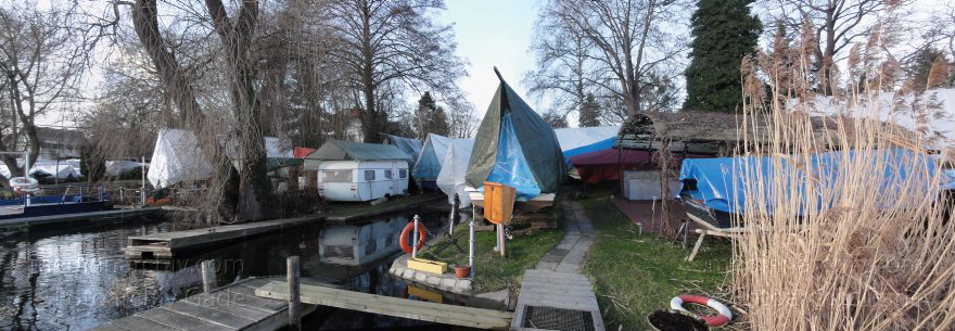Berlin. Zehlendorf. Wannsee. Bootshaus am Pohlesee. Boote unter Planen an land. Winterlager
14. 1. 2011. Berlin. Zehlendorf. Wannsee. Bootshaus am Pohlesee. Boote unter Planen an land. Winterlager
Schlüsselwörter: Berlin;Boote;Deutschland;Germany;Motorboote;Panorama;Pohlesee;Wannsee;Winterlager;2011;Zehlendorf