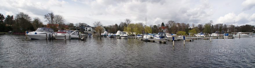 Berlin. Zehlendorf. Wannsee. Bootshaus am Pohlesee.
1. 4. 2012. Berlin. Zehlendorf. Wannsee. Bootshaus am Pohlesee.
Schlüsselwörter: Berlin;Boote;Deutschland;Germany;Liegeplatz;Panorama;Pohlesee;Wannsee;2012;Zehlendorf