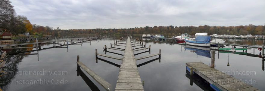 Berlin. Zehlendorf. Wannsee. Pohlesee. Bootstege
10. 11. 2012. Berlin. Zehlendorf. Wannsee. Pohlesee. Bootstege
Schlüsselwörter: Berlin;Bootsstege;Deutschland;Germany;Liegeplatz;Panorama;Pohlesee;Wannsee;Winterlager;2012;Zehlendorf