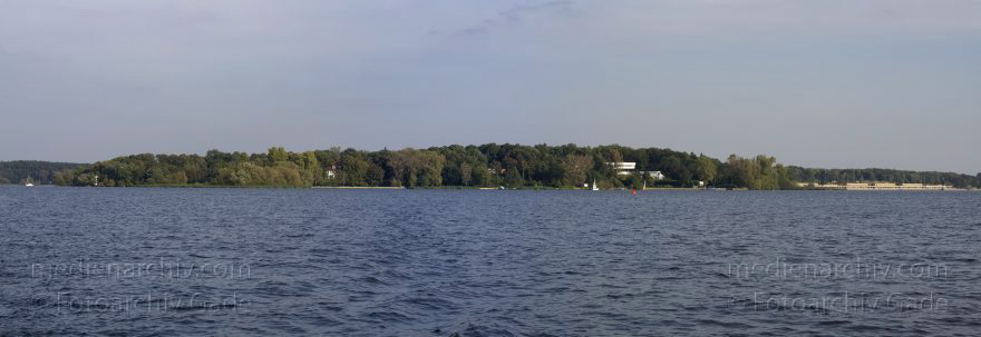 Berlin. Zehlendorf. Wannsee. Nikolassee. Insel Schwanenwerder. Havel.
20. 9. 2011. Berlin. Zehlendorf. Wannsee. Nikolassee. Insel Schwanenwerder. Fluss Havel.
Schlüsselwörter: Berlin;Deutschland;Fluss;Germany;Havel;Insel;Panorama;Schwanenwerder;Wannsee;2011;Zehlendorf