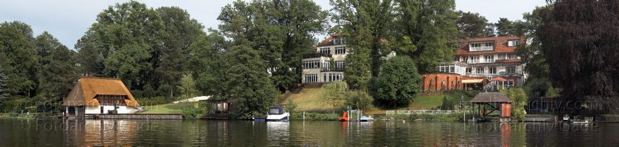 Berlin. Zehlendorf. Wannsee. Kleiner Wannsee. Villen. Villa.
11. 6. 2011. Berlin. Zehlendorf. Wannsee. Kleiner Wannsee. Villen. Villa.
Schlüsselwörter: Berlin;Deutschland;Germany;Kleiner Wannsee;Panorama;Villa;Villen;Wannsee;2011;Zehlendorf