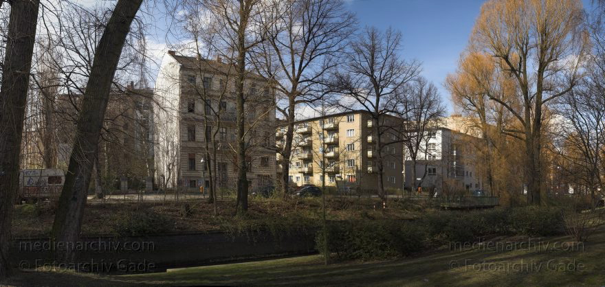 Berlin. Wedding. Uferstraße an der Panke
27. 3. 2008. Berlin. Mitte. Wedding. Uferstraße an der Panke. Fluss
Schlüsselwörter: Berlin;Deutschland;Germany;Mitte;Panke;Panorama;Uferstraße;Wedding;2008;Winter