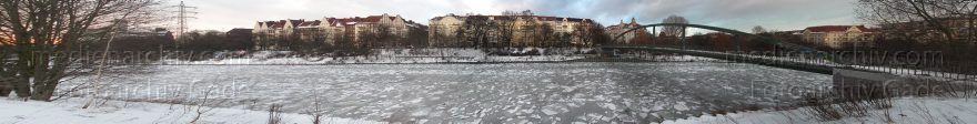 Berlin. Zugefrorener Berlin-Spandauer-Schifffahrtskanal im Winter
3. 2. 2010. Berlin. Mitte. Wedding. Nordufer. Zugefrorener Berlin-Spandauer-Schifffahrtskanal im Winter. Schnee. Eis
Schlüsselwörter: Berlin;Berlin-Spandauer-Schifffahrtskanal;Deutschland;Germany;Mitte;Nordufer;Panorama;Wedding;2010;Winter