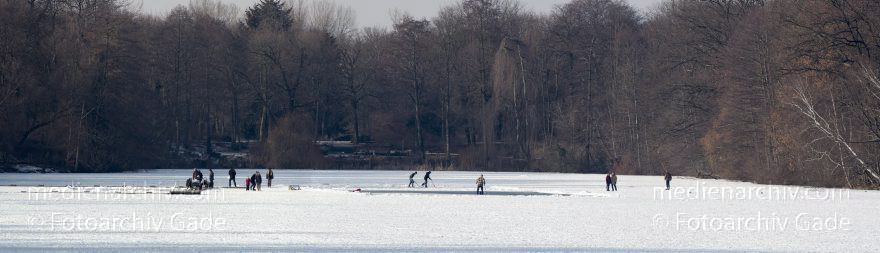 Berlin. Winter. Zugefrorener Plötzensee
8. 2. 2012. Berlin. Mitte. Wedding. Winter. Zugefrorener Plötzensee
Schlüsselwörter: 2012;Berlin;Deutschland;Eis;Germany;Mitte;Panorama;Plötzensee;Rehberge;Schlittschuh;Schnee;Wedding;Winter;zugefroren
