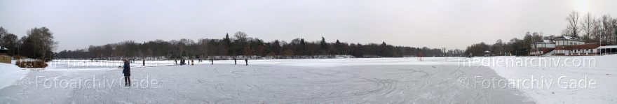 Berlin. Wedding. Rehberge. Zugefrorener Plötzensee. Eislaufen. Winter
27. 1. 2013. Berlin. Mitte. Wedding. Rehberge. Zugefrorener Plötzensee. Eislaufen. Winter
Schlüsselwörter: 2013;Berlin;Eis;Germany;Mitte;Panorama;Plötzensee;Rehberge;Schlittschuh;Wedding;Winter