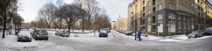 Berlin. Sprengelkiez. Verschneite Straßen
3. 2. 2010. Berlin. Mitte. Wedding. Sprengelkiez. Samoastraße. Kiautschoustraße. Winter. Schnee. Verschneite Straße
Schlüsselwörter: 2010;Berlin;Deutschland;Eis;Germany;Kiautschoustraße;Mitte;Panorama;Samoastrasse;Schnee;Wedding;Winter