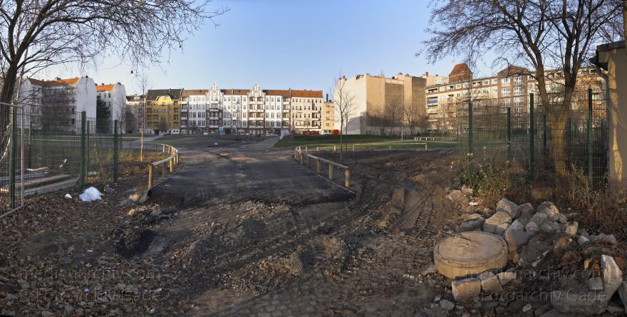 Berlin. Wedding. Sprengelpark.
11. 12. 2006. Berlin. (Mitte) Wedding. Sprengelpark.
Schlüsselwörter: Berlin;Deutschland;Germany;Mitte;Panorama;Park;Sprengelpark;Sprengelstraße;2006;Wedding