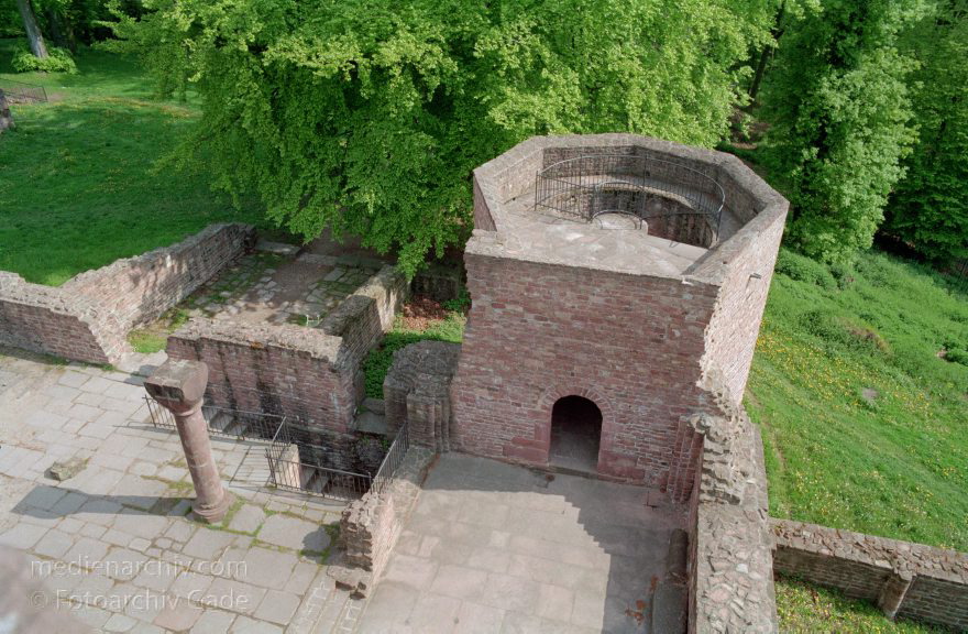 Baden-Württemberg. Heidelberg. Michaelskloster. Ruine
18. 5. 1991. Baden-Württemberg. Heidelberg. Michaelskloster auf dem Heidelberger Heiligenberg. Ruine
Schlüsselwörter: Baden-Württemberg;Deutschland;Germany;Heidelberg;Michaelskloster;1991;Ruine