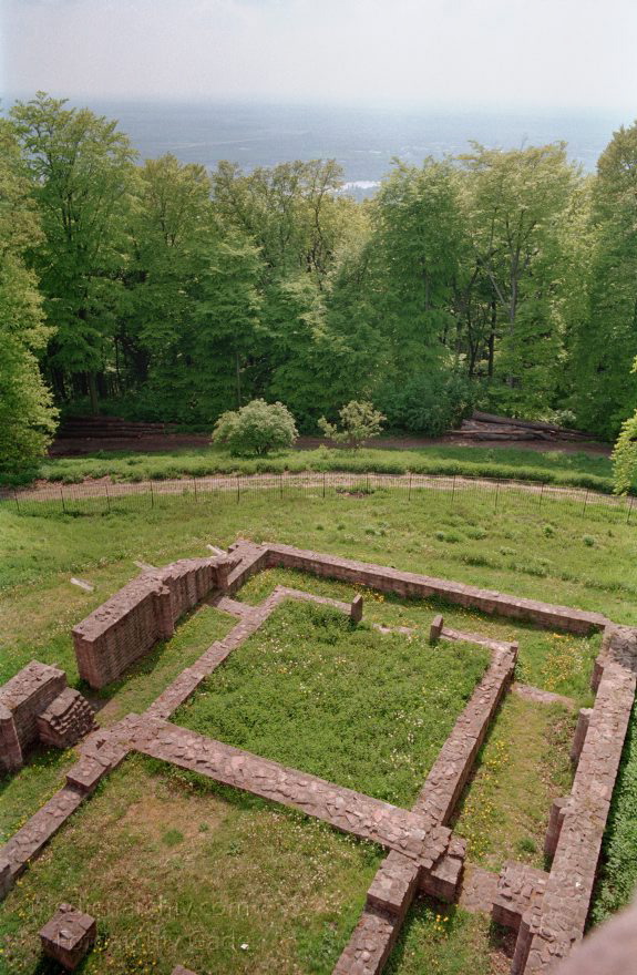 Baden-Württemberg. Heidelberg. Michaelskloster. Ruine
18. 5. 1991. Baden-Württemberg. Heidelberg. Michaelskloster auf dem Heidelberger Heiligenberg. Ruine
Schlüsselwörter: Baden-Württemberg;Deutschland;Germany;Heidelberg;Michaelskloster;1991;Ruine
