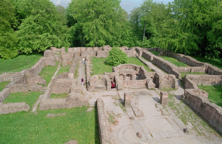Baden-Württemberg. Heidelberg. Michaelskloster. Ruine
18. 5. 1991. Baden-Württemberg. Heidelberg. Michaelskloster auf dem Heidelberger Heiligenberg. Ruine
Schlüsselwörter: Baden-Württemberg;Deutschland;Germany;Heidelberg;Michaelskloster;1991;Ruine