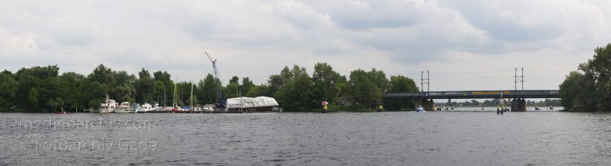 Werder. Fluss Havel. Großer Zernsee. Eisenbahnbrücke. Links: Grabow Bootsservice
9. 6. 2013. Brandenburg. Werder. Fluss Havel. Großer Zernsee. Eisenbahnbrücke. Links: Grabow Bootsservice
Schlüsselwörter: Brandenburg;Eisenbahnbrücke;Fluss;Großer Zernsee;Havel;Panorama;Werder;2013;Zernsee