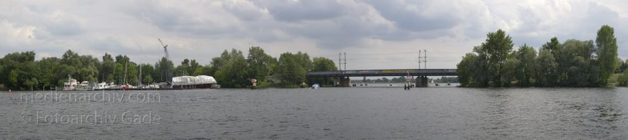 Werder. Fluss Havel. Großer Zernsee. Eisenbahnbrücke. Links: Grabow Bootsservice
9. 6. 2013. Brandenburg. Werder. Fluss Havel. Großer Zernsee. Eisenbahnbrücke. Links: Grabow Bootsservice
Schlüsselwörter: Brandenburg;Eisenbahnbrücke;Fluss;Großer Zernsee;Havel;Panorama;Werder;2013;Zernsee