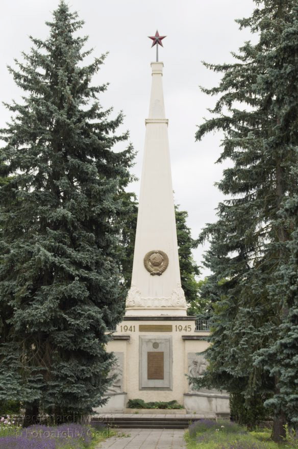 Sowjetischer Ehrenfriedhof Baruth / Mark
17. 6. 2014. Brandenburg Baruth/Mark. Sowjetischer Ehrenfriedhof Baruth / Mark
Schlüsselwörter: Baruth/Mark;Brandenburg;Ehrenfriedhof;Friedhof;Soldaten;2014;Sowjetischer;Baruth  Mark