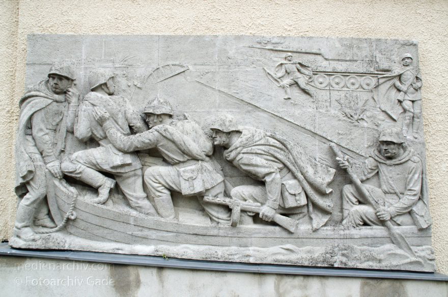 Sowjetischer Ehrenfriedhof Baruth / Mark
17. 6. 2014. Brandenburg Baruth/Mark. Sowjetischer Ehrenfriedhof Baruth / Mark. Relief. 2. Weltkrieg. Soldaten
Schlüsselwörter: Baruth/Mark;Brandenburg;Ehrenfriedhof;Friedhof;Soldaten;2014;Sowjetischer;Baruth  Mark