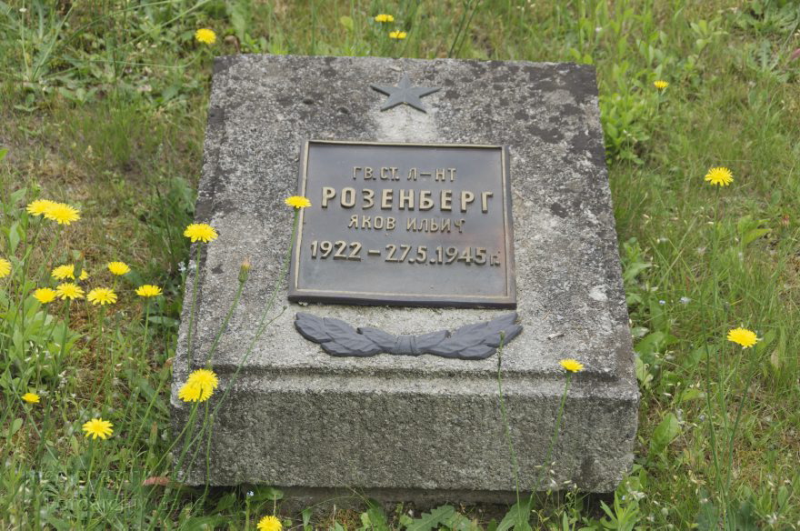 Sowjetischer Ehrenfriedhof Baruth / Mark
17. 6. 2014. Brandenburg Baruth/Mark. Sowjetischer Ehrenfriedhof Baruth / Mark. Grabsteine
Schlüsselwörter: Baruth/Mark;Brandenburg;Ehrenfriedhof;Friedhof;Grabstein;Soldaten;2014;Sowjetischer;Baruth  Mark