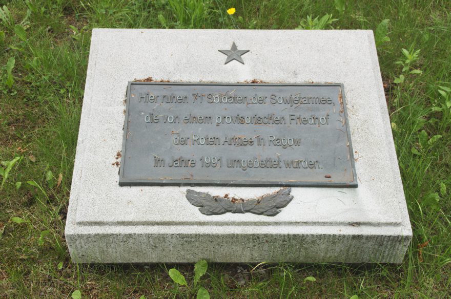 Sowjetischer Ehrenfriedhof Baruth / Mark
17. 6. 2014. Brandenburg Baruth/Mark. Sowjetischer Ehrenfriedhof Baruth / Mark. Grabsteine
Schlüsselwörter: Baruth/Mark;Brandenburg;Ehrenfriedhof;Friedhof;Grabstein;Soldaten;2014;Sowjetischer;Baruth  Mark