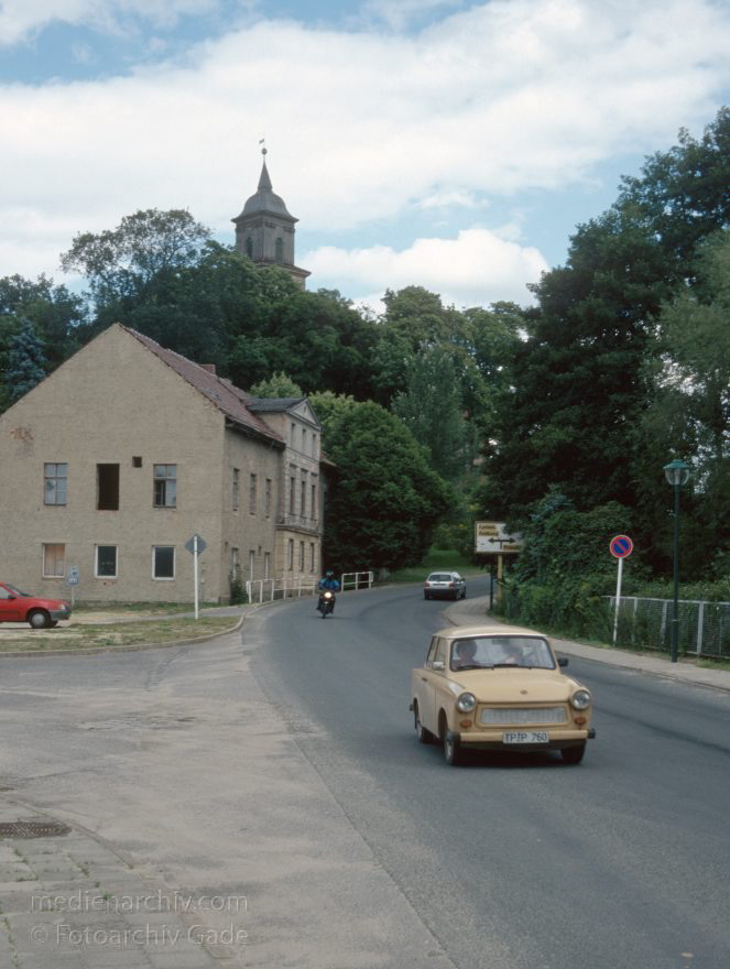 Boitzenburg
August 1996. Brandenburg. Uckermark. Boitzenburg. Ein Trabant auf der Straße.
Schlüsselwörter: Boitzenburg;Brandenburg;Deutschland;Germany;Trabant;Trabbi;1996;Uckermark