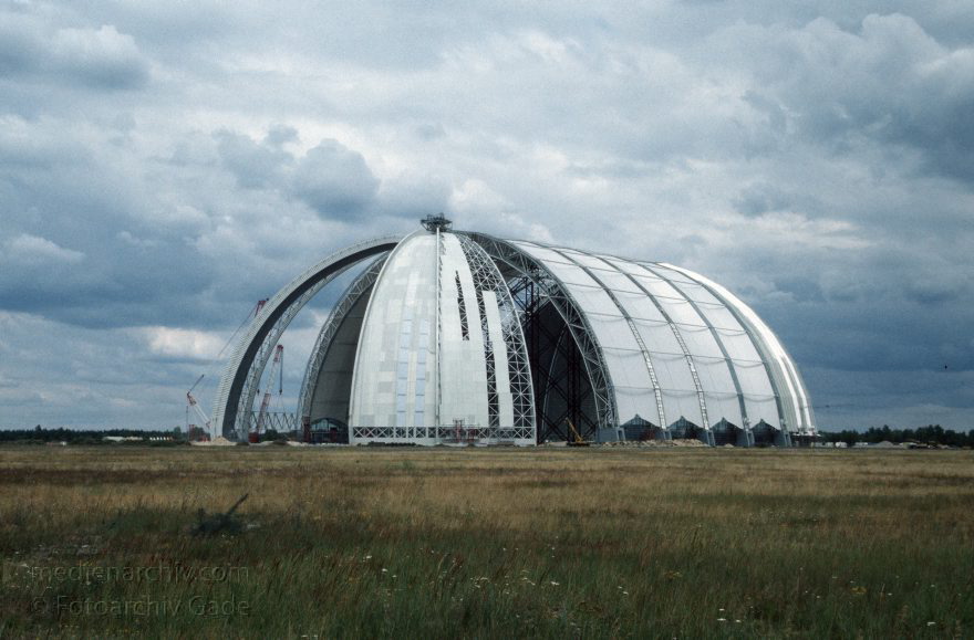 Cargolifter
2000. Brandenburg. bei Brandt. Bau der Halle für Cargolifter. Hier sollen Luftschiffe gebaut werden.
Schlüsselwörter: Brandenburg;Brandt;Cargolifter;Deutschland;2000;Germany