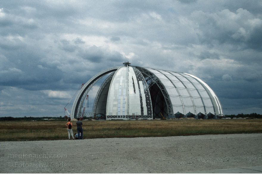 Cargolifter
2000. Brandenburg. bei Brandt. Bau der Halle für Cargolifter. Hier sollen Luftschiffe gebaut werden.
Schlüsselwörter: Brandenburg;Brandt;Cargolifter;Deutschland;2000;Germany