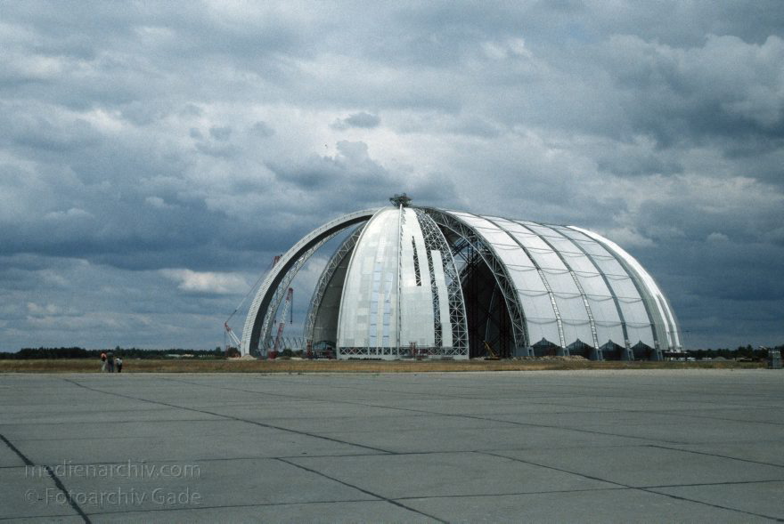 Cargolifter
2000. Brandenburg. bei Brandt. Bau der Halle für Cargolifter. Hier sollen Luftschiffe gebaut werden.
Schlüsselwörter: Brandenburg;Brandt;Cargolifter;Deutschland;2000;Germany