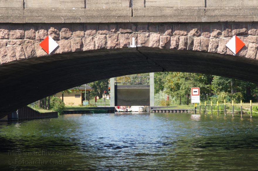 Brandenburg. Brandenburg an der Havel. Brandenburger Stadtkanal. Brücke. Stadtschleuse. Steintorbrücke
19. 8. 2012. Brandenburg. Brandenburg an der Havel. Brandenburger Stadtkanal. Brücke, dahinter: Stadtschleuse (für Sportboote) Steintorbrücke
Schlüsselwörter: Brandenburg;Brandenburger Stadtkanal;Brücke;Deutschland;Germany;Stadtkanal;Stadtschleuse;2012;Steintorbrücke