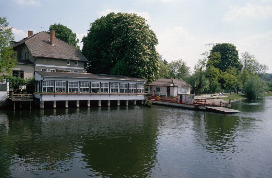 Brandenburg. Caputh. Fährstation am Fluss Havel.
Mai 1995. Deutschland. Brandenburg. Seilfähre in Caputh am Fluss Havel.
Schlüsselwörter: Brandenburg;Caputh;Deutschland;Fluss;Fähre;Germany;1995;Havel