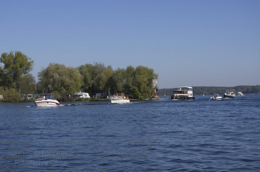 Brandenburg. Caputh. Fluss Havel. Motorboote
2. 10. 2011. Brandenburg. Caputh. Fluss Havel. Motorboote
Schlüsselwörter: Brandenburg;Caputh;Deutschland;Fluss;Germany;Havel;2011;Motorboote