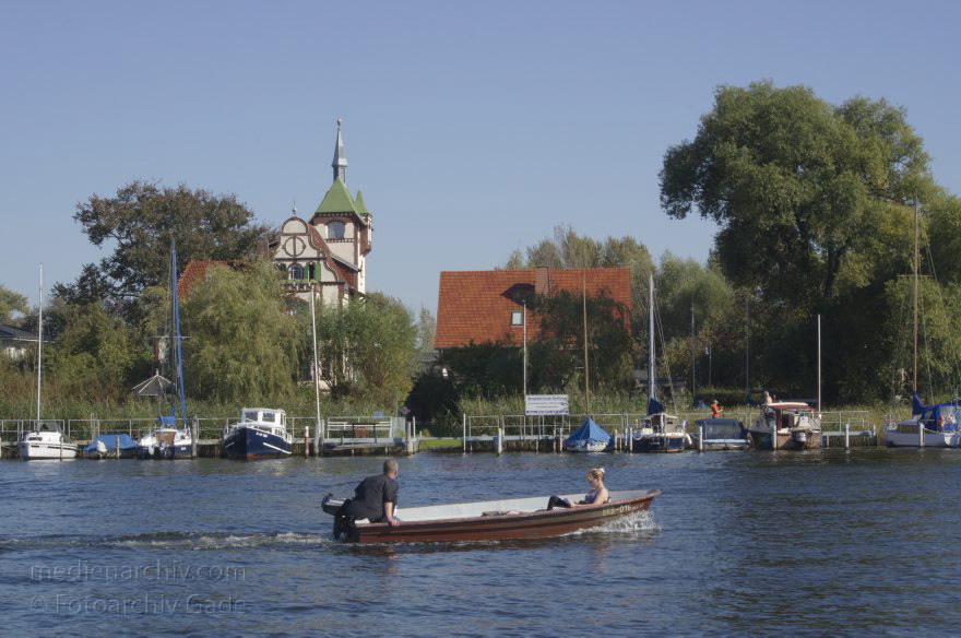 Brandenburg. Geltow am Fluss Havel. Motorboot
2. 10. 2011. Brandenburg. Geltow am Fluss Havel. Motorboot
Schlüsselwörter: Boote;Brandenburg;Deutschland;Fluss;Geltow;Germany;Havel;Motorboot;2011;Werder