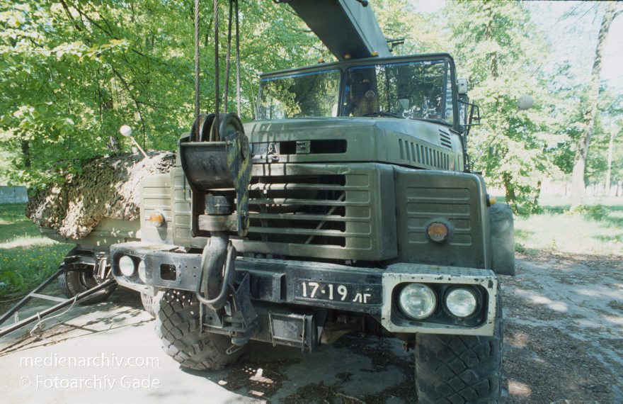 Brandenburg. Gentzrode. Ehemaliger Russischer Militärstützpunkt. Kaserne
Mai 1994. Brandenburg. Gentzrode. Ehemaliger Militärstützpunkt der Sowjetischen Truppen in der DDR. Räumfahrzeug
Schlüsselwörter: Brandenburg;DDR;Deutschland;Gentzrode;1994;Germany