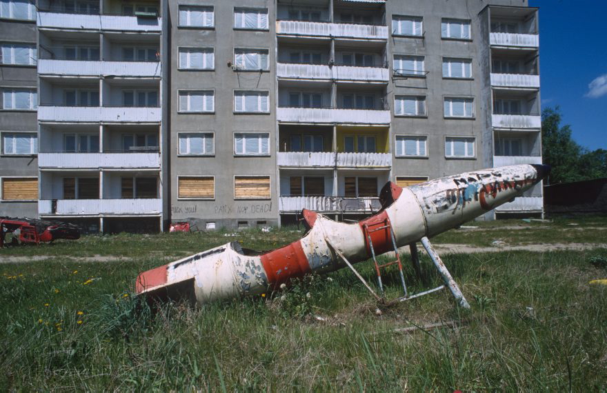 Brandenburg. Gentzrode. Ehemaliger Russischer Militärstützpunkt. Kaserne
Mai 1994. Brandenburg. Gentzrode. Ehemaliger Militärstützpunkt der Sowjetischen Truppen in der DDR. Spielplatz vor dem Wohnhaus. Raketenattrappe als Spielzeug.
Schlüsselwörter: Brandenburg;DDR;Deutschland;Gentzrode;Germany;Rakete;1994;Spielplatz